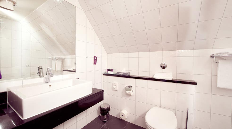 Modern and spacious bathroom in deluxe double room at Skagen Brygge in Stavanger