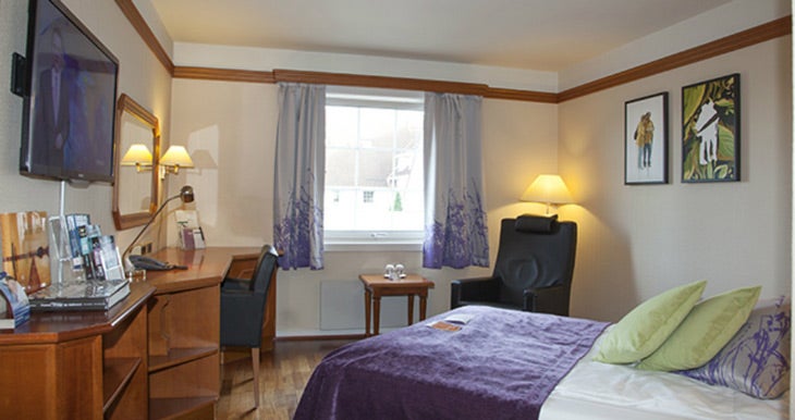 Classy and well-equipped standard double room at Quality Olavsgaard Hotel in Skjetten